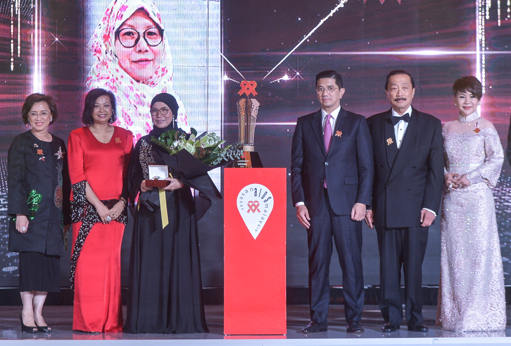 (From left) MAF president Prof Datuk Dr Adeeba Kamarulzaman, MAF patron Datin Paduka Marina Mahathir, Tun Dr Siti Hasmah award winner Dr Zaiton Yahaya, Economic Affairs Minister Datuk Seri Mohamed Azmin Ali, 