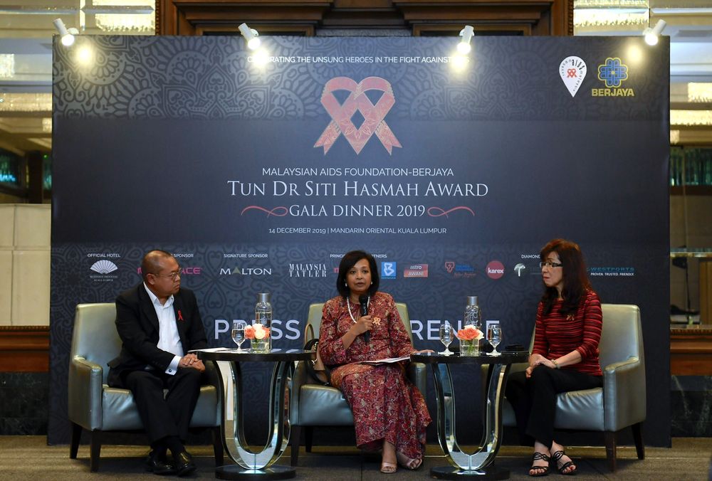 Malaysian AIDS Foundation patron Datin Paduka Marina Mahathir (centre) speaking at a press conference at the Gala Dinner and the Tun Dr Siti Hasmah Awards at a hotel in Kuala Lumpur, December 10, 2019. u00e2u20acu201d Bernama pic
