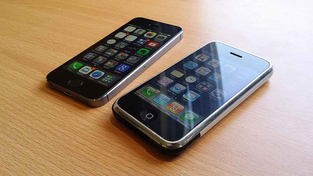 Image of the first generation Apple iPhone from the YouTube Video: iPhone (1st-gen) Throwback|Pocketnow.