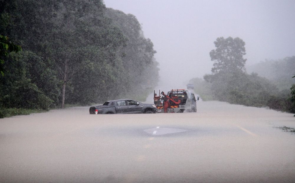 A tow truck attempts to retrieve a stalled pickup truck along Jalan Kota Tinggi-Mersing in Kota Tinggi December 17, 2019. u00e2u20acu201d Bernama pic
