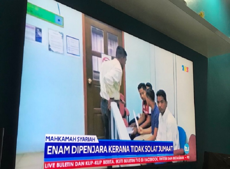 Six male Muslims were sentenced to a month in jail and a fine for skipping out on Friday prayers last August 23. u00e2u20acu201d Picture via Twitter/@Zulaikhasofy__