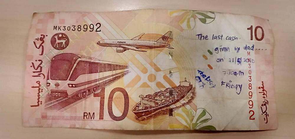 The touching inscription left on the RM10 note is sure to make anyone feel a little sad, let alone the owner who lost it, which is exactly why Hyza had to return it. u00e2u20acu201d Picture via Facebook/Hyza Ezany 