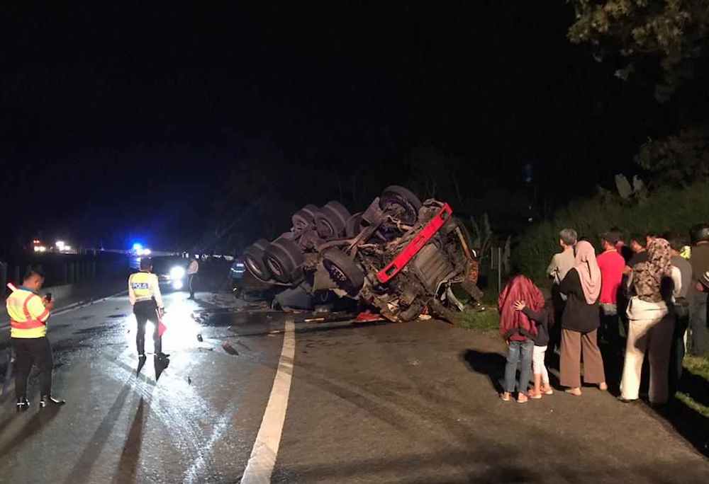 Bentong district police chief Supt Yusuf Unis said the accident occurred about 1am and involved a Toyota Hilux and a lorry laden with rubber scrap. u00e2u20acu201d Picture via Twitter/Bernamadotcom