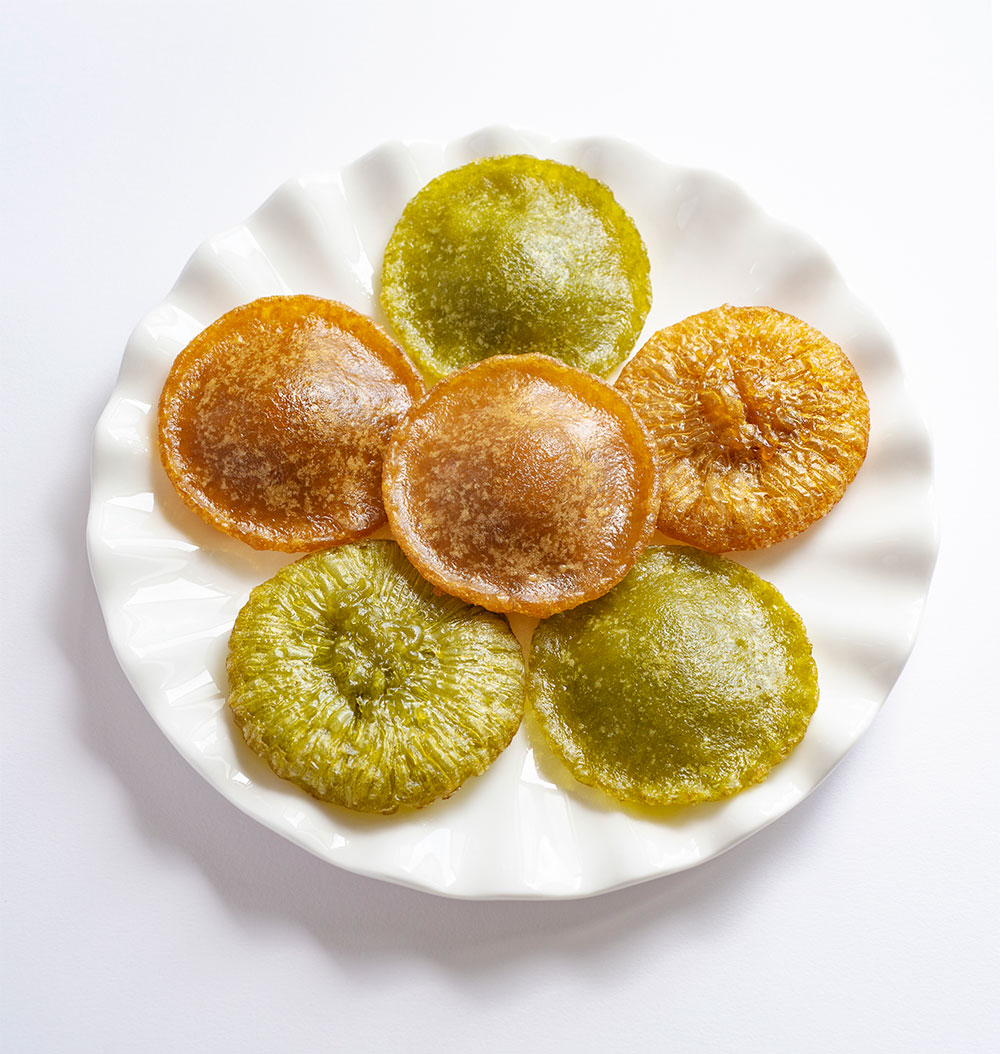 This spongy 'Kueh Cucur' has distinct 'sarang'-like threads and crispy edges... it is rarely made nowadays by the Malays and Peranakans in Singapore.