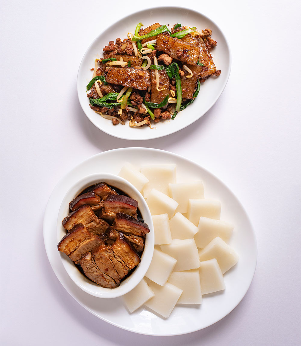 'Qin Beh Kueh' (top) is an unusual Hokkien 'kueh' made from leftover congee and 'Kee Yah Kueh' (bottom) or what we know in Malaysia as 'Tee Nya Kueh'.