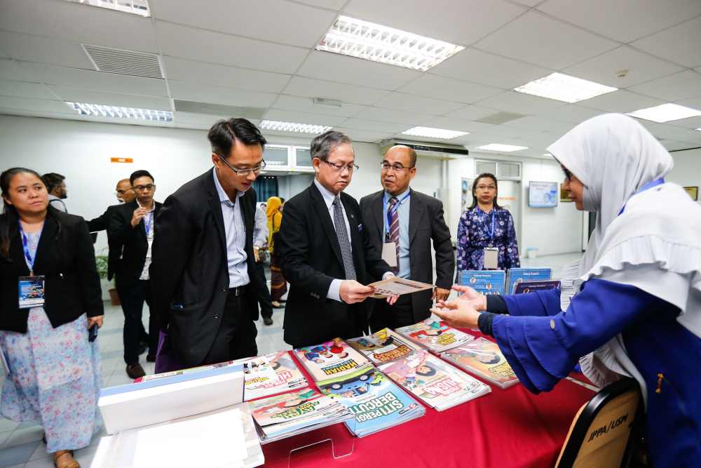 Deputy Health Minister Dr Lee Boon Chye visits a booth after officiating the Antimicrobial Conference and Workshop at Universiti Sains Malaysia, Penang December 20, 2019. u00e2u20acu2022 Picture by Sayuti Zainudin