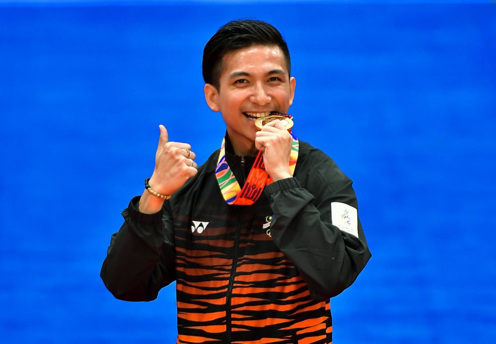 Wushu athlete Loh Choon How's display of agility amazed the judges to secure the medal with 9.68 points in menu00e2u20acu2122s taijijian event. u00e2u20acu2022 Bernama pic