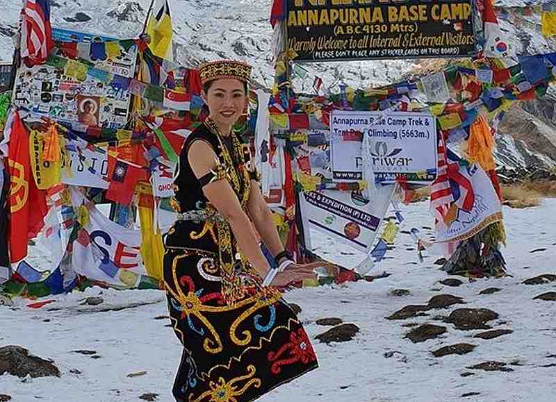 Nancy Maria dons her traditional clothes at the Annapurna Base Camp in tribute to the people of Kayan from Uma Kuman in Belaga, Sarawak. u00e2u20acu201d Picture via Facebook/nancy.werry