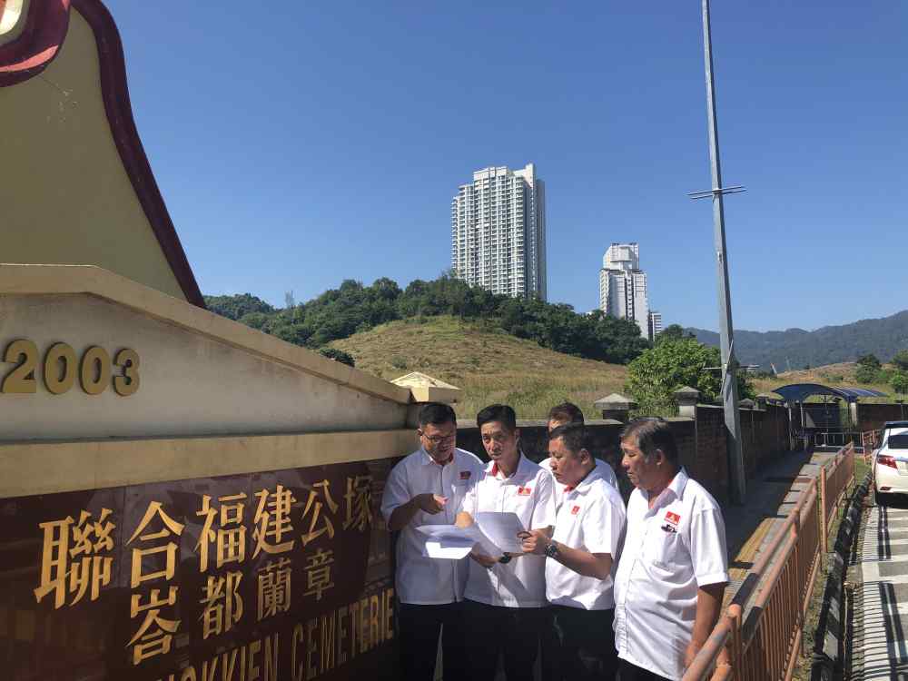 Penang Gerakan chairman Oh Tong Keong (second left) said the state must come clean on the sites affected by the highway project. u00e2u20acu2022 Picture by Opalyn Mok