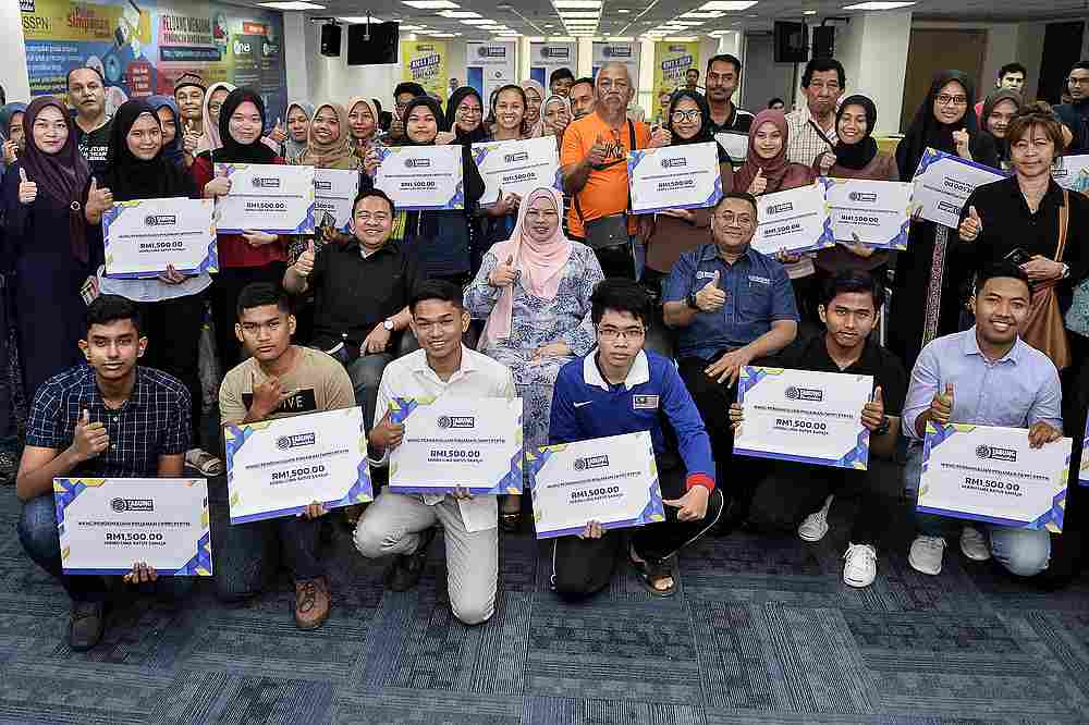 Datuk Seri Rina Mohd Harun and PTPTN chairman Wan Saiful Wan Jan with student beneficiaries of the Loan Advance (WPP) for December 2019. u00e2u20acu201d Picture by Miera Zulyana