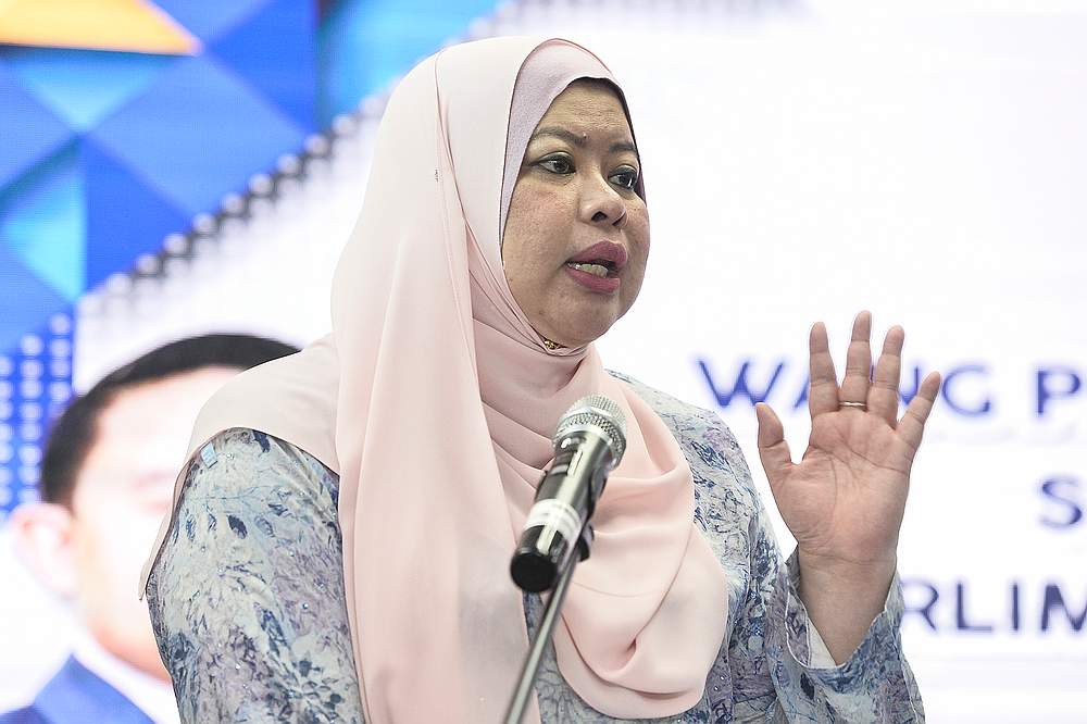 Rina also mentioned during her speech that the students should spend the money wisely to ensure that their college or university life goes smoothly. — Picture by Miera Zulyana