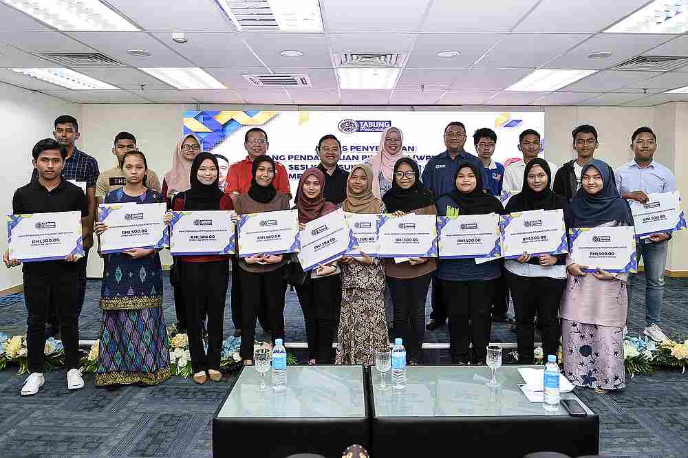 A total of 177 students from the Titiwangsa, Wangsa Maju and Bandar Tun Razak districts received their loan advance at the ceremony. — Picture by Miera Zulyana