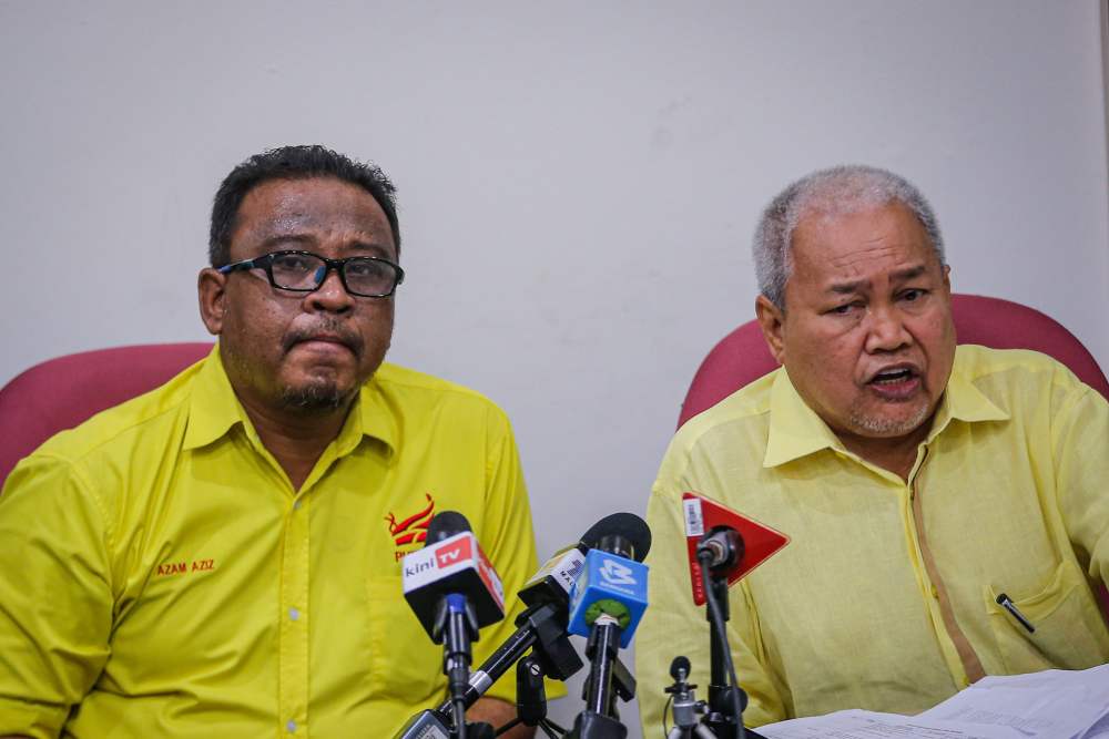 Putra Vice-President Mohd Khairul Azam Abdul Azim (left) and Putra President Datuk Ibrahim Ali (right) at a press conference in Kuala Lumpur December 26, 2019. u00e2u20acu2022 Picture by Hari Anggara