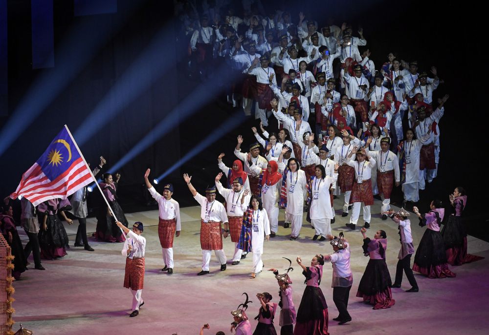 Kontinjen negara ketika upacara perasmian Sukan SEA Manila 2019 di Philipines Arena 30 November 2019. u00e2u20acu201d Foto Bernama