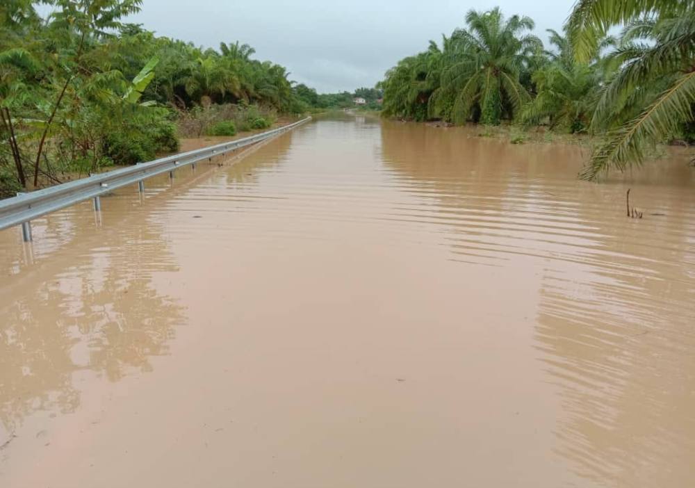 Keadaan 'air termenung' setinggi kira-kira 0.3 meter menyebabkan 100 keluarga di Segamat, Johor masih belum boleh pulang ke rumah. u00e2u20acu201d Foto ihsan Facebook/JKR Segamat