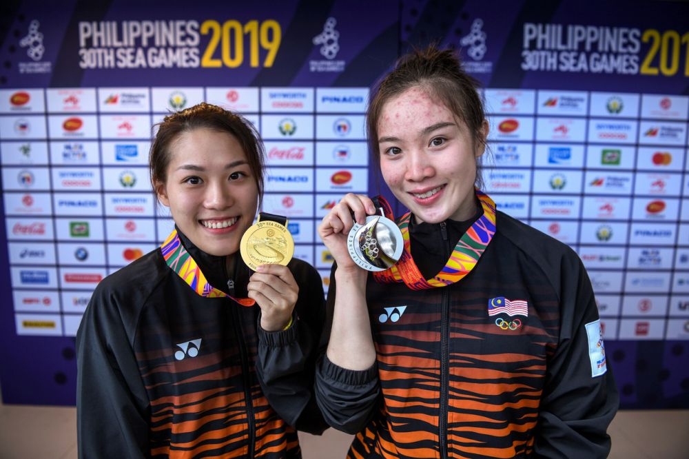 National divers Wendy Ng Yan Yee (left) and Jasmine Lai Pui Yee pose with their medals after the womenu00e2u20acu2122s three-metre individual springboard event December 6, 2019. u00e2u20acu2022 Bernama pic