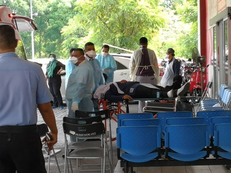 Sultan Ismail Hospital medical assistants on standby to receive those who have taken ill due to fume inhalation at the hospitalu00e2u20acu2122s emergency and trauma unit today. u00e2u20acu201d Picture by Ben Tan