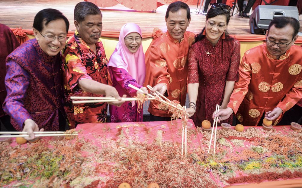 Datuk Seri Wan Azizah Wan Ismail takes part in the tossing of u00e2u20acu02dcyee sangu00e2u20acu2122 with guests during the Chinese New Year celebration at the Kuala Lumpur Selangor Chinese Assembly Hall today, February 5, 2019. u00e2u20acu2022 Picture by Shafwan Zaidon