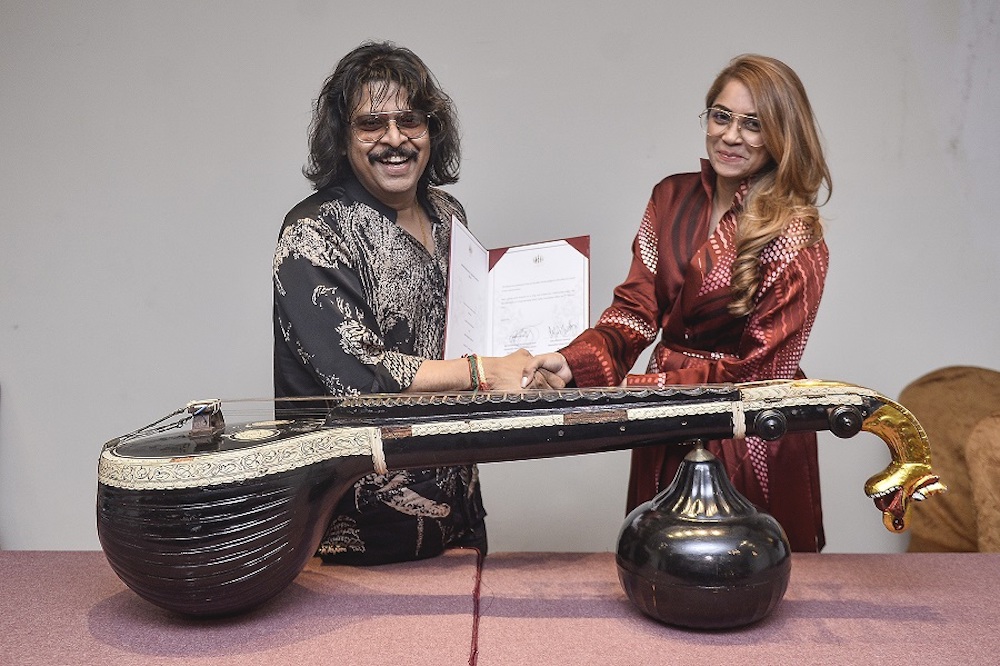 Mathumathi and Rajhesh during the Memorandum of Understanding (MOU) signing ceremony. — Picture by Miera Zulyana