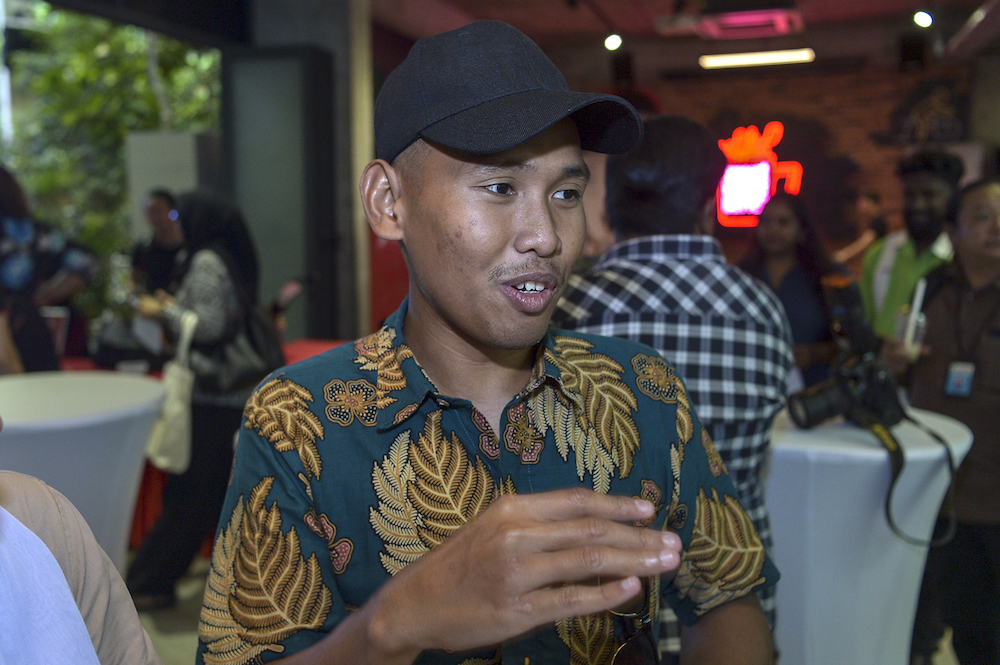 Student Muhammad Zharfan bin Ali describes the team effort behind ‘Bescafé’s’ success. — Picture by Shafwan Zaidon 