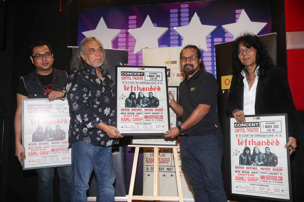 Idi Qalif Taha presenting the Lefthanded Singapore Concert poster to Datuk Ramli Sarip, Mohd Nur Hafiz Abd Rahman and Rahman Mahmood. u00e2u20acu201d Picture by Choo Choy May.
