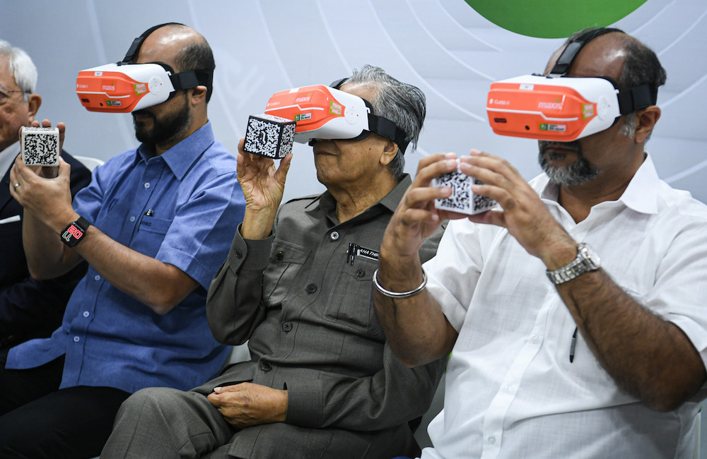 Prime Minister Tun Dr Mahathir Mohamad (centre) tries on a VR set during his inspections of 5G demonstration projects in Langkawi January 20, 2010. u00e2u20acu201d Bernama pic 