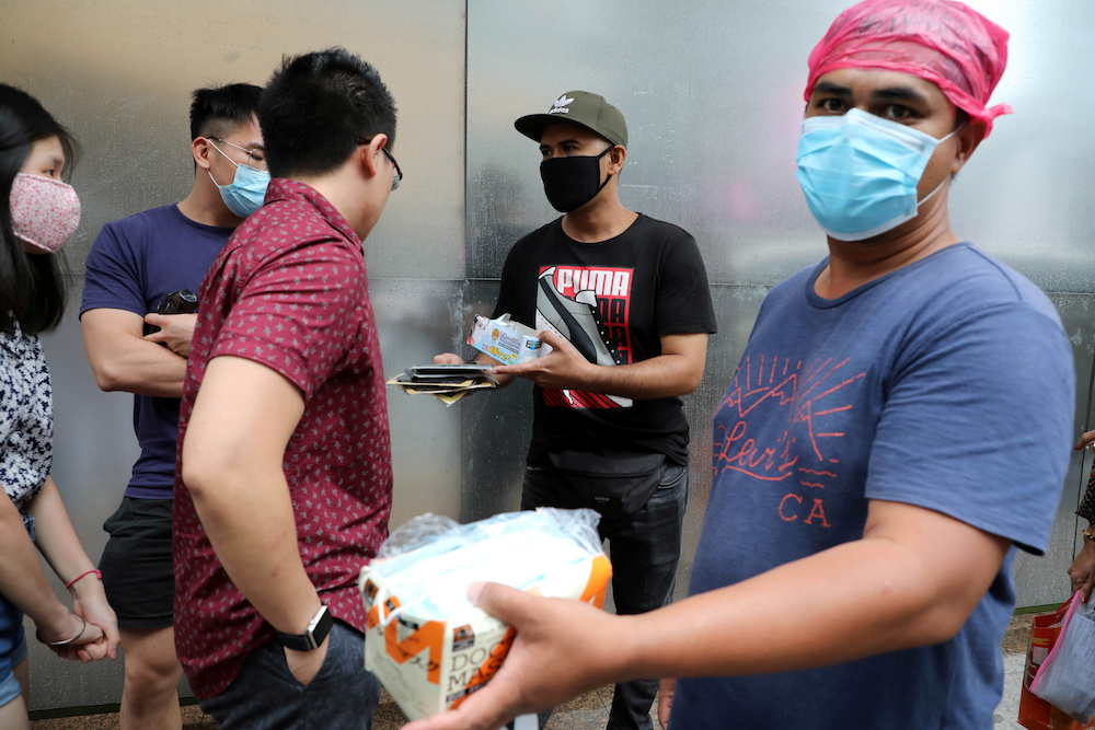 Vendors sell face masks outside a shopping mall in Kuala Lumpur January 29, 2020. u00e2u20acu201d Reuters pic