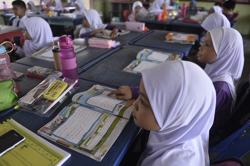 Students learn jawi on their first day of school at SK Seksyen 16 in Shah Alam January 2, 2020. u00e2u20acu201d Picture by Miera Zulyana