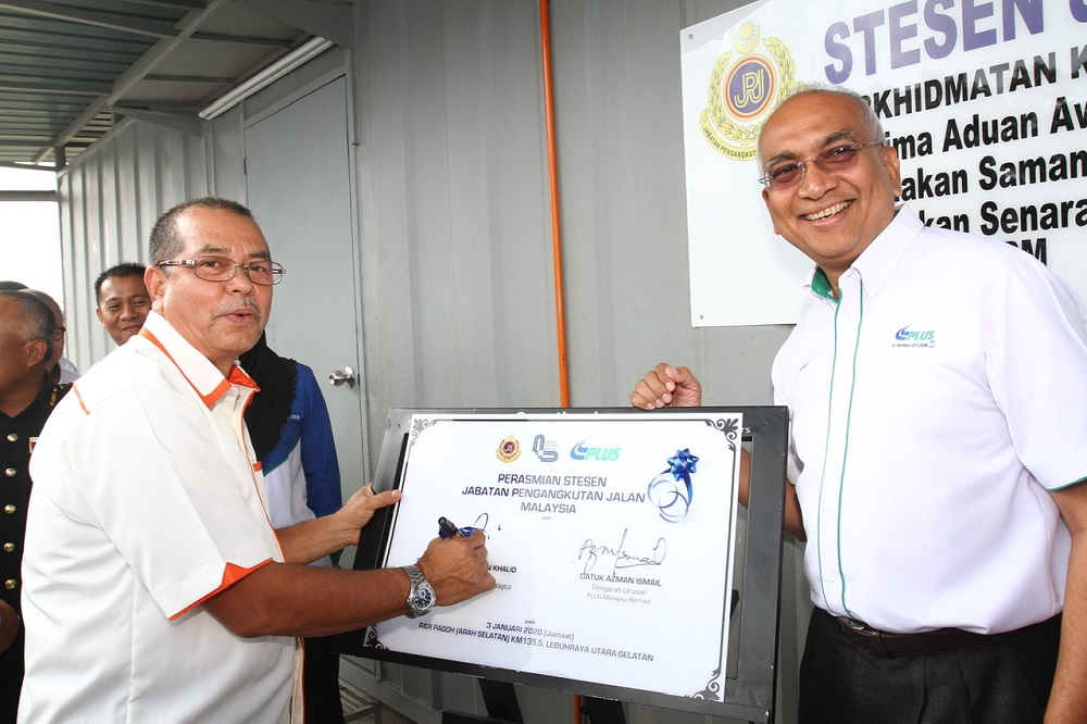 Road Transport Department director-general Datuk Seri Shaharuddin Khalid (left) and PLUS Malaysia Bhd managing director Datuk Azman Ismail officiates the RTD Station in the soutbound Pagoh stretch of the North-South Expressway January 3, 2020. u00e2u20acu201d Picture