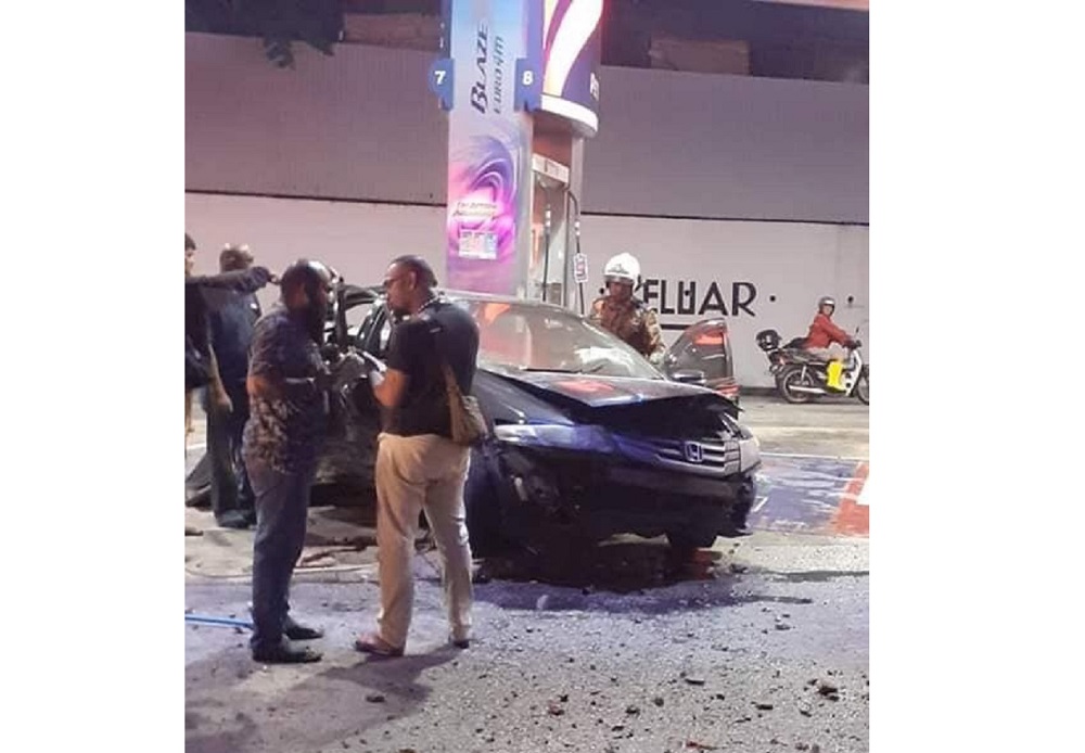 Eight firemen in a Fire Rescue Tender vehicle and an Emergency Medical Rescue Service unit rushed to the scene after receiving a call at 6.26am. u00e2u20acu201d Picture via Twitter/Mohd Redzuan Abdul Manap