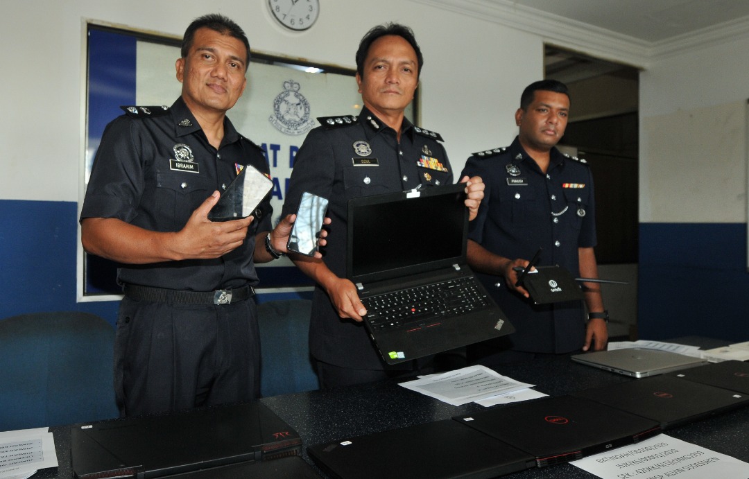 Iskandar Puteri police chief Dzulkhairi Mukhtar (centre) with some of the items seized during the Op Pelican operation against the Macau Scam syndicate during a press conference held at the Iskandar Puteri district police headquarters January 6, 2020. u00e2u20acu201d
