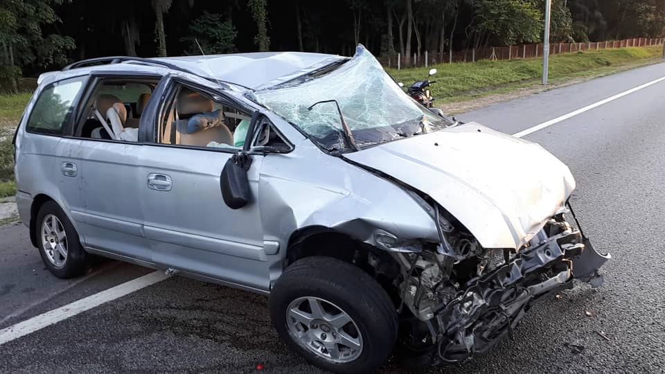 A look at the vehicle Ngiu and her family were in, just after the accident. — Picture via Facebook/Ivan YM Chong. 