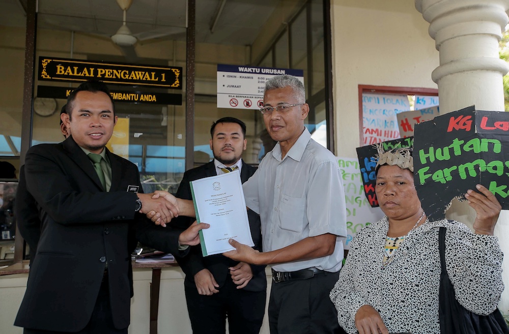 Sahabat Alam Malaysia field officer Meor Razak Meor Abdul Rahman delivers a memorandum to the mentri besar’s special officer Mohd Jaffery Mohd Zainol at the State Secretariat Building in Ipoh January 8, 2020. — Picture by Farhan Najib