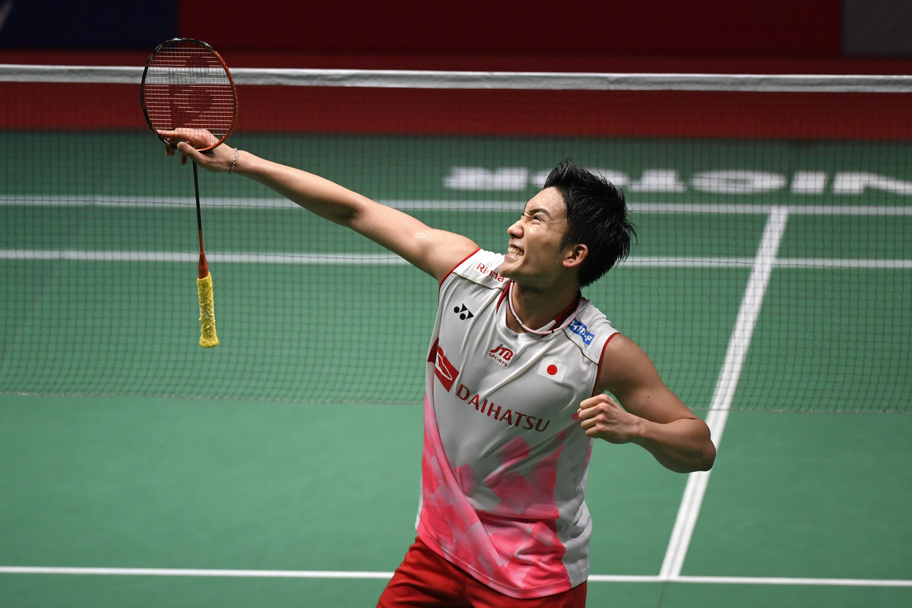 Aksi pemain Jepun, Kento Momota setelah menang ketika menentang pemain Denmark, Viktor Axelsen pada perlawanan akhir Kejohanan Perodua Badminton Masters Malaysia 2020 di Axiata Arena Kuala Lumpur Sports City, Bukit Jalil hari ini. u00e2u20acu201d Foto Bernama