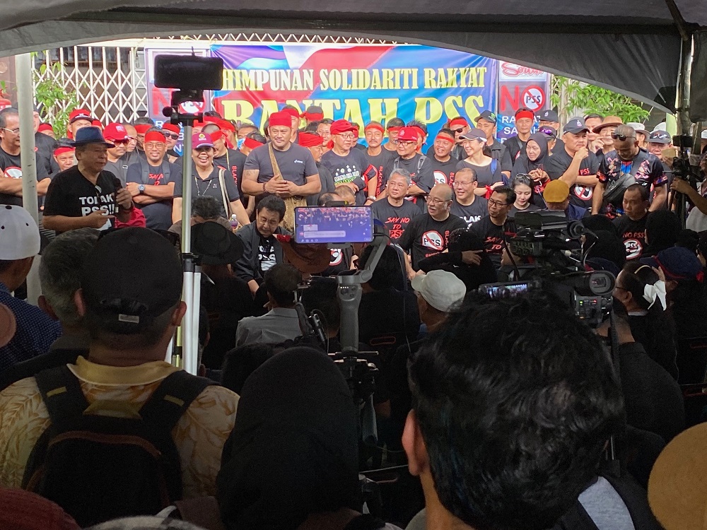 Datuk Anifah Aman addressing the crowd gathered for the anti-PSS rally in Membakut January 15, 2020. u00e2u20acu201d Picture by Julia Chan