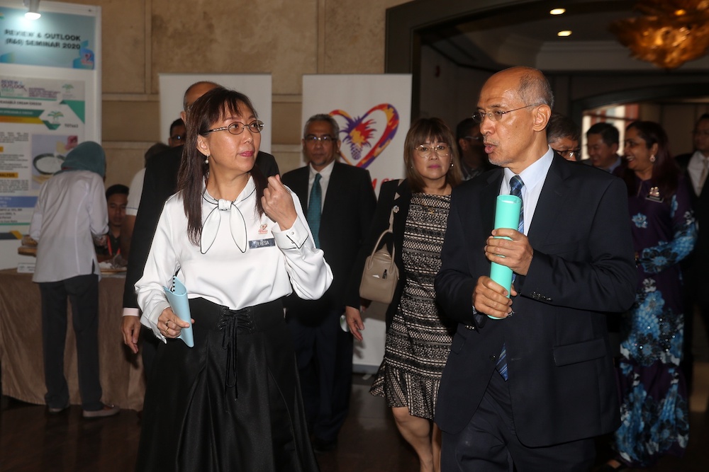 Primary Industries Minister Teresa Kok and Malaysian Palm Oil Board chairman Tan Sri Mohd Bakke Salleh arrive for the Palm Oil Economic Review and Outlook Seminar 2020 in Kuala Lumpur January 16, 2020. u00e2u20acu201d Picture by Choo Choy May