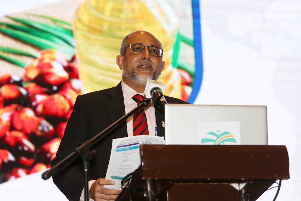 Malaysian Palm Oil Board director-general Ahmad Parveez Ghulam Kadir addresses the Palm Oil Economic Review and Outlook Seminar 2020 in Kuala Lumpur January 16, 2020. u00e2u20acu201d Picture by Choo Choy May