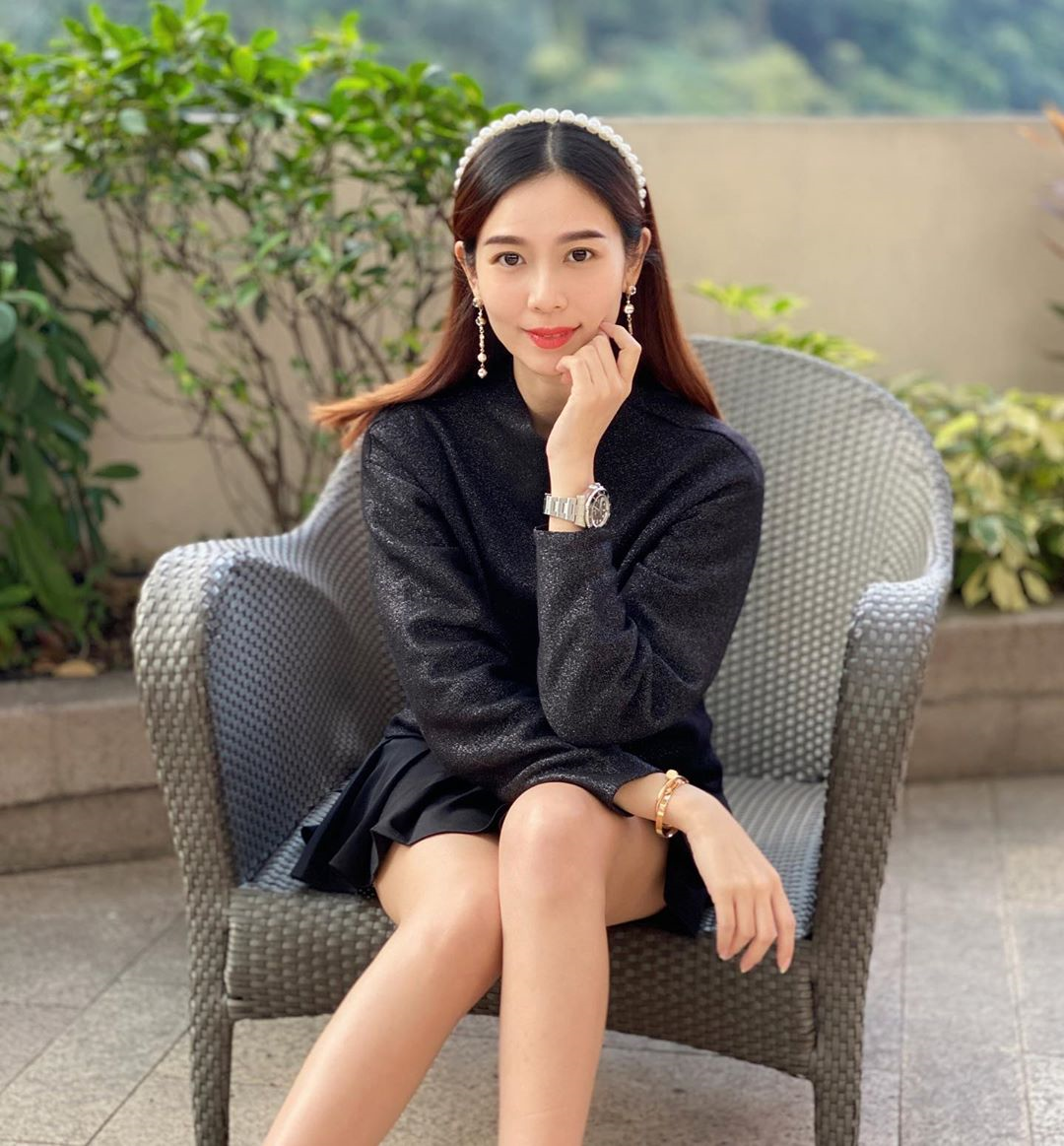 Hong Kong based Malaysian actress Vivien Yeo has drawn the line with her younger sister Fiona and husband after banner accusing Fiona's husband of cheating was put up in front of TVB city. u00e2u20acu201d Picture via Instagram/vvyeo  