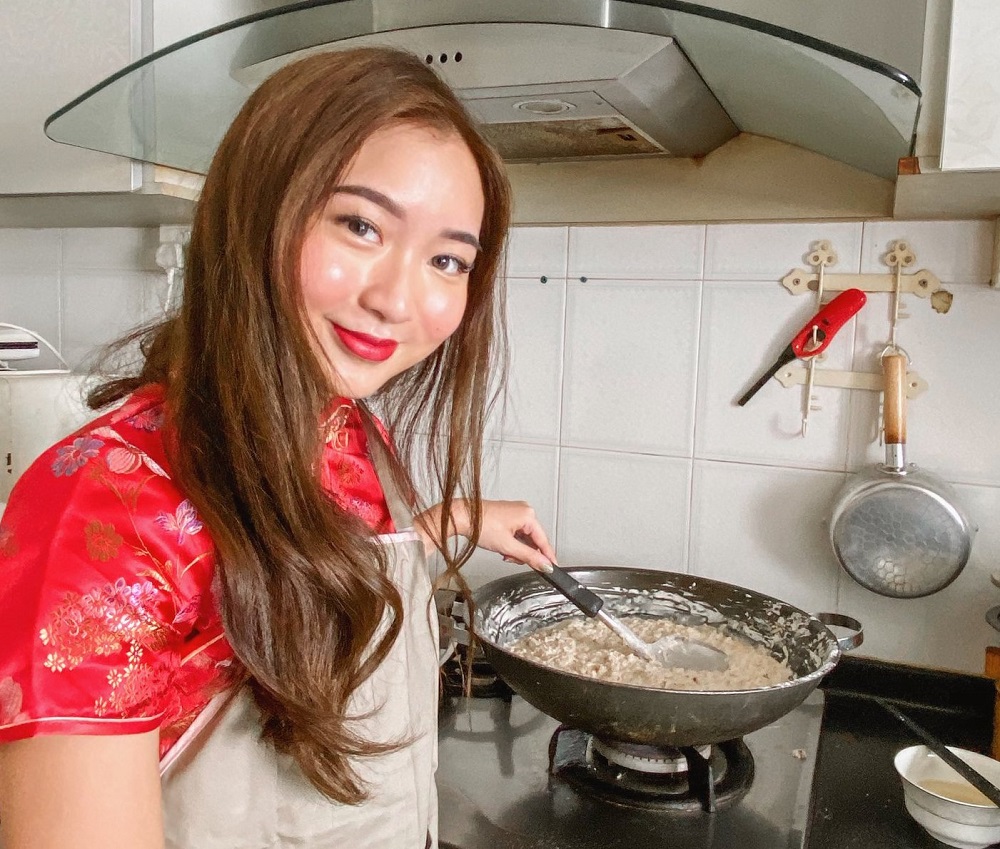 Facebook users were especially amused by this photo and pointed out that Low had forgotten to turn on the stove. u00e2u20acu201d Picture via Facebook/CarrineLow