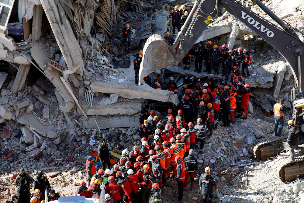 Rescue workers carry a body from the site of a collapsed building, after an earthquake in Elazig, Turkey, January 26, 2020. u00e2u20acu201d Reuters pic