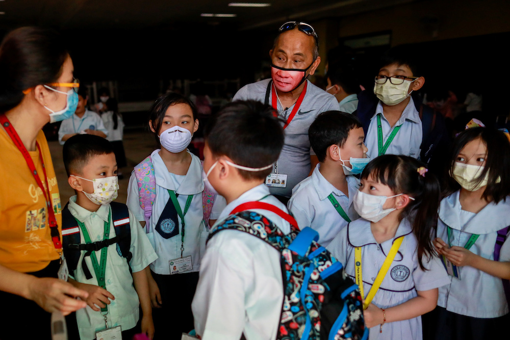 Guardians and students wear masks amid a health scare over a new virus that has infected thousands since emerging in China, in a Chinese school in Quezon City, Metro Manila January 28, 2020. u00e2u20acu201d Reuters pic
