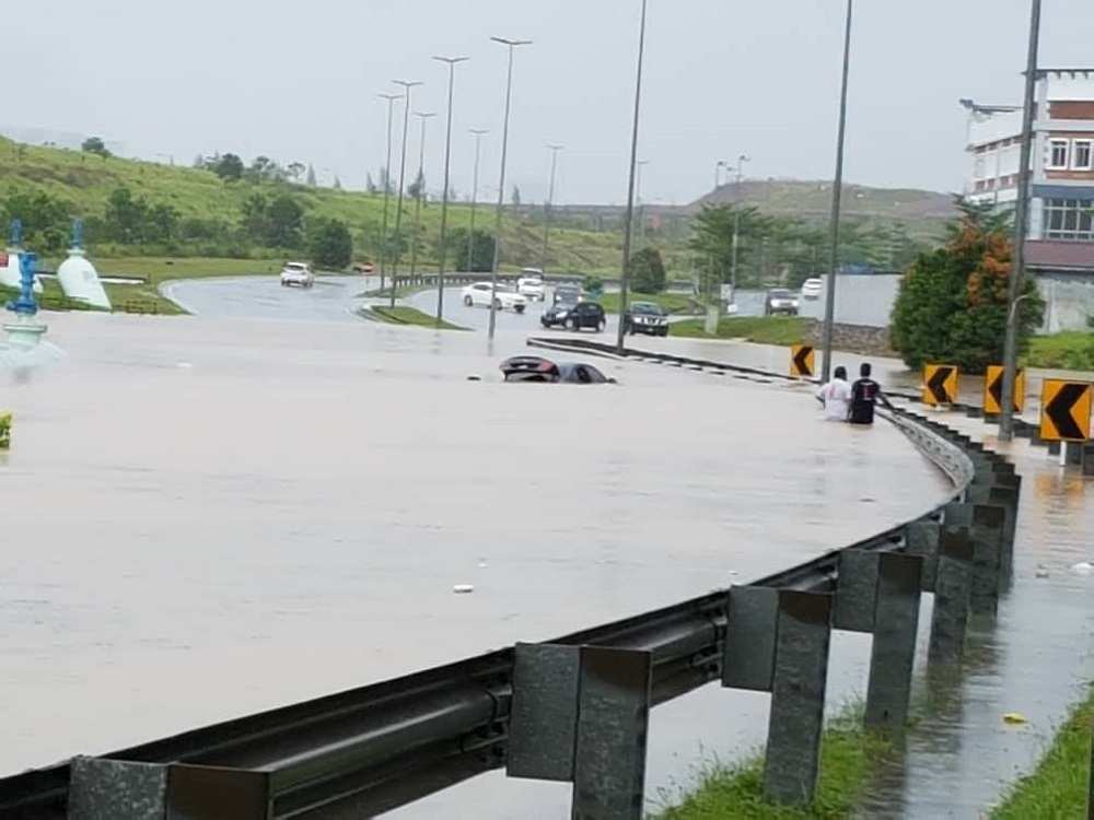 An afternoon rain that lasted until late night had caused floods in several urban areas of Johor yesterday. u00e2u20acu201d Picture via Facebook/TheJohorDT