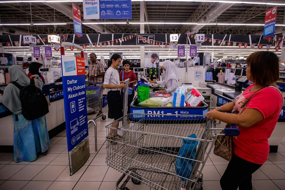 People wait in line at the checkout counters at the Tesco Extra store in Kajang January 30, 2020. u00e2u20acu201d Picture by Hari Anggara