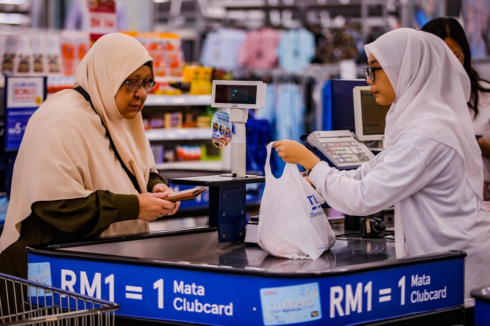 A shopper is seen paying for her goods at one of the checkout counters located at the Tesco Extra store in Kajang January 30, 2020. u00e2u20acu201d Picture by Hari Anggara