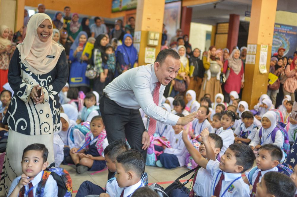 Education Minister Maszlee Malik greets Year One students as they start their new school term at Sekolah Kebangsaan Setiawangsa in Kuala Lumpur January 2, 2020. u00e2u20acu201d Picture by Shafwan Zaidon