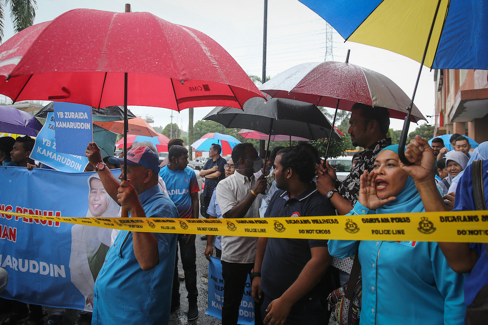 Supporters of PKR vice-president Zuraida Kamaruddin gather outside the party headquarters in Petaling Jaya January 29, 2020. — Picture by Yusof Mat Isa