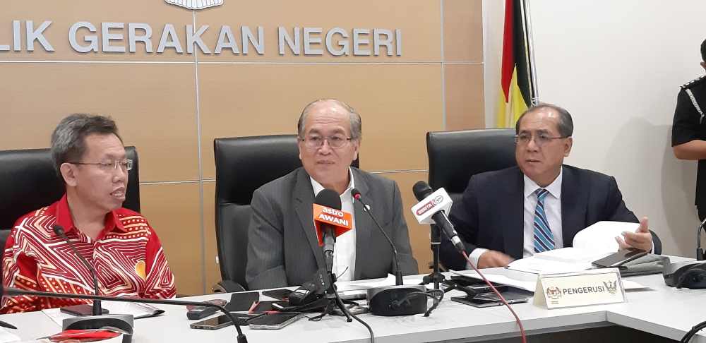 Datuk Amar Douglas Uggah (centre), with Minister of Local Government and Housing Datuk Seri Dr Sim Kui Hian (left) and State Secretary Datuk Amar Jaul Samion, speaking to reporters in Kuching January 29, 2020. u00e2u20acu2022 Picture by Sulok Tawie