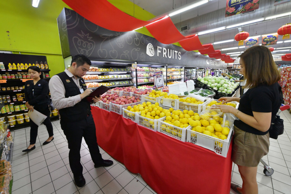 A Domestic Trade and Consumer Affairs Ministry officer conducts a price check on fruits and local and imported vegetables in Kuching, Sarawak, January 24, 2020. u00e2u20acu201d Bernama pic 