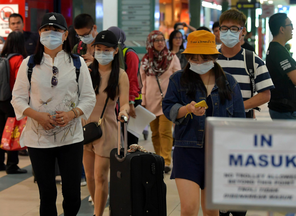 Orang ramai menggunakan topeng penutup mulut dan hidung sebagai langkah berjaga-jaga berikutan penularan jangkitan koronavirus ketika tinjauan di Lapangan Terbang Antarabangsa Senai hari ini. u00e2u20acu201d Foto Bernama