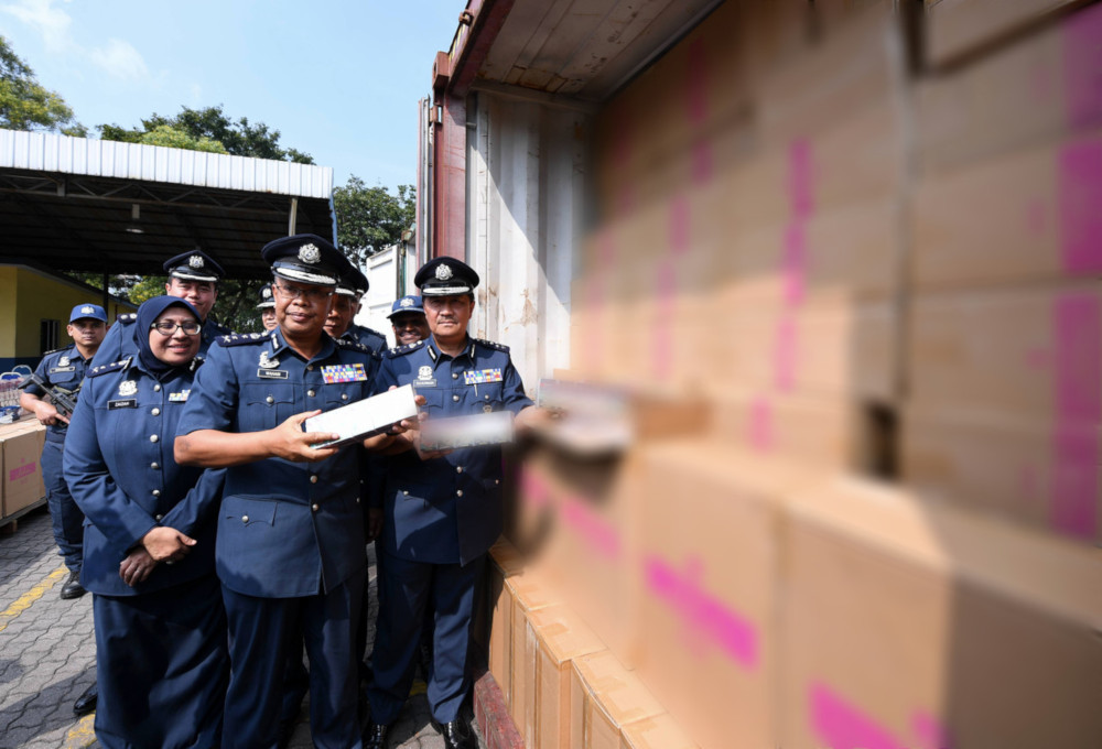 Central Zone Customs assistant director-general Datuk Zulkurnain Mohamed Yusuf with the seized cigarettes in Port Klang January 15, 2020. u00e2u20acu201d Bernama pic 